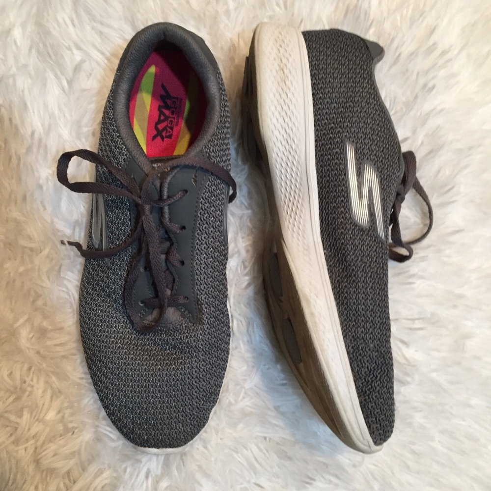 🌵BOGO🌵 Skechers Quick fit Goga Max sneakers